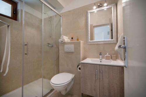 拉巴克Apartment IVA的带淋浴、卫生间和盥洗盆的浴室
