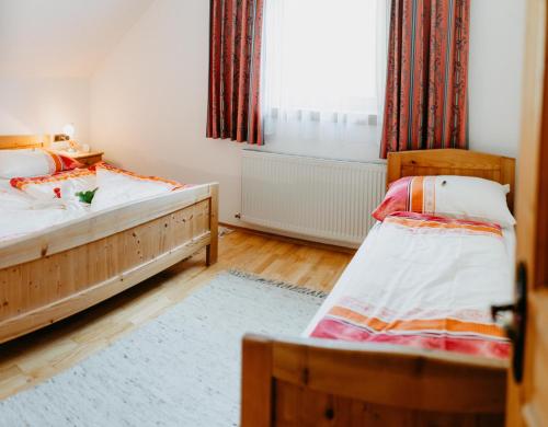 ArriachAppartement VIDMAR-WINTERTRAUM的一间卧室设有两张床和窗户。