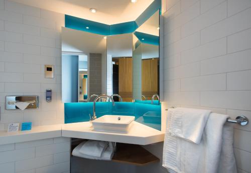 卡迪夫卡迪夫湾智选假日酒店的一间带水槽和镜子的浴室