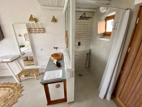 卡拉帕泰拉Hortas do Rio - Casa de Campo的一间带水槽和镜子的小浴室