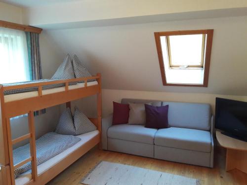 多内尔斯巴赫瓦尔德Base-Camp Appartement的客房设有双层床和沙发。