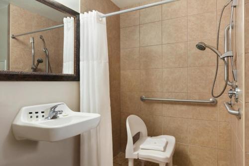 盖恩斯维尔乡村套房酒店的一间浴室