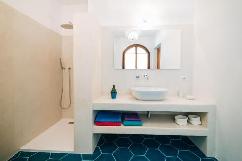 斯库索港萨乐卢西塔住宿加早餐旅馆的一间带水槽和镜子的浴室