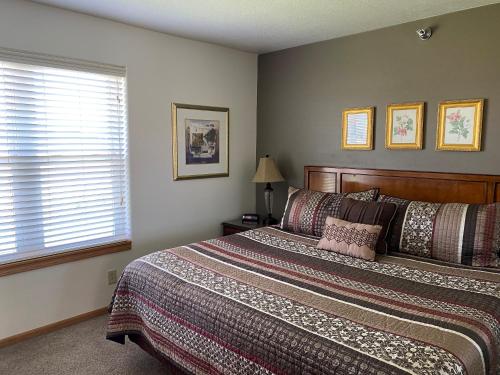 NauvooNauvoo Vacation Condos and Villas的一间卧室设有一张床和一个窗口