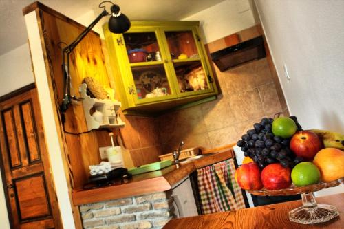 莫什尼卡德拉加Apartment with soul的厨房在柜台上放一碗水果