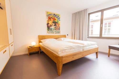 爱尔福特Ferienwohnungen Noah zu Erfurt的一间卧室设有一张床和一个大窗户