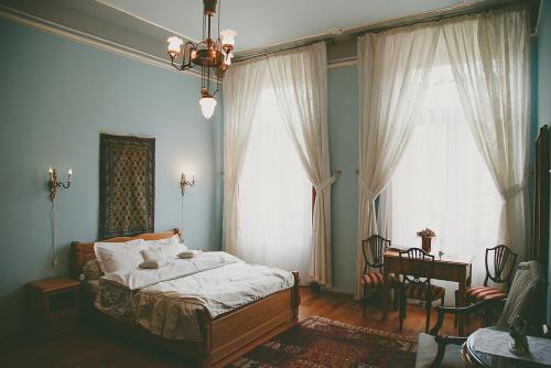 Maxut科纳克波利珠宾馆的一间卧室设有一张床和两个大窗户