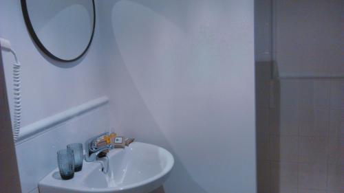 Ríoseco朱莉亚的秘密乡村酒店的白色的浴室设有水槽和镜子