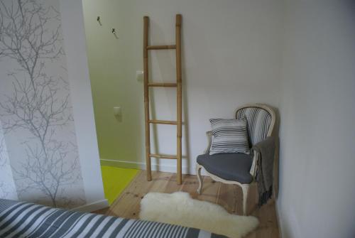 里尔拉考尔苏博思品酒店的一间房间,里面摆放着椅子和书架
