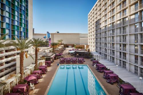 拉斯维加斯巴利拉斯维加斯赌场度假酒店的享有酒店游泳池的空中景致,配有桌椅