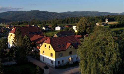 HofWerkhof Bistrica的红色屋顶的大型黄色房屋