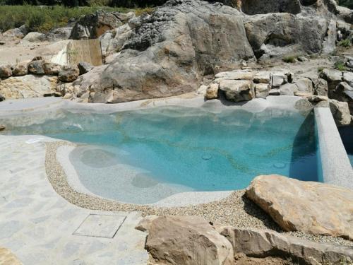 格拉茨莱马坦博尔德尔拉诺农家乐的蓝色海水和岩石游泳池