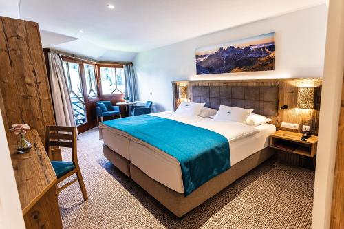 费尔兹姆斯伍尔兹酒店的酒店客房带一张床、一张桌子和椅子