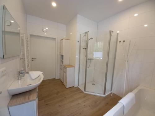 于克里茨Ferienhaus Piel - Am Inselwald的带淋浴和盥洗盆的白色浴室