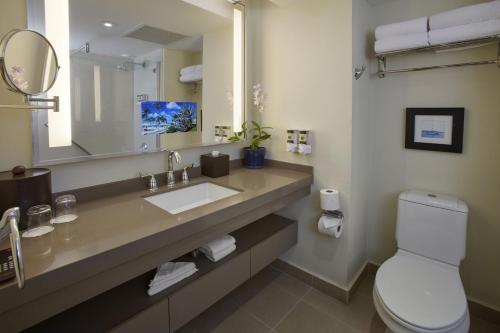 棕榈滩布库提及塔拉精品海滨度假村 - 仅限成人的一间带水槽、卫生间和镜子的浴室