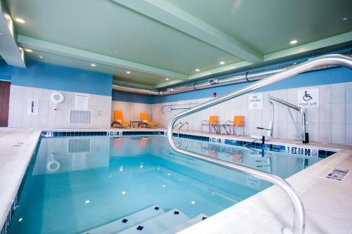 柏斯海滩Holiday Inn Express & Suites Rehoboth Beach, an IHG Hotel的游泳池设有水滑梯