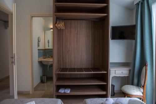 波尔图圣乔治B&B Borgo Marinaro的卧室配有带水槽的木制衣柜