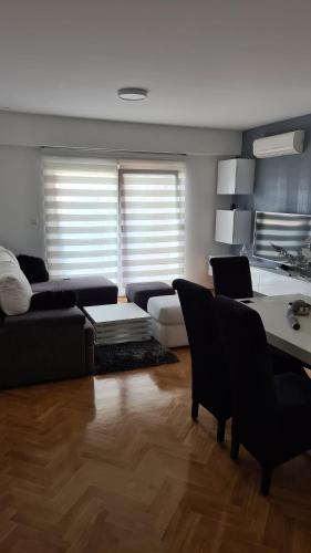 斯拉沃尼亚布罗德Apartmani Marčetić的客厅配有沙发和桌子