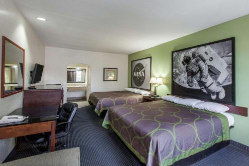 休斯敦霍比机场南速8酒店客房内的一张或多张床位