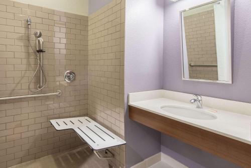 加的斯温德姆麦克罗特客栈&套房酒店的一间带水槽和淋浴的浴室