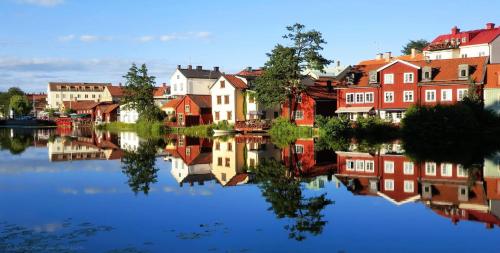 埃斯基尔斯蒂纳Stugan med Bryggan i Gamla Staden的一群房子,靠近水体