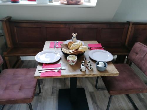 博文卡尔斯佩尔Chez Bob的一张桌子,上面有两盘盘子和一篮面包