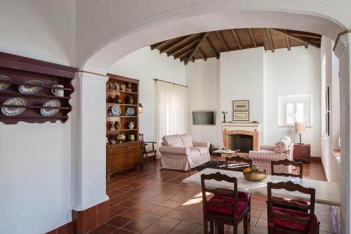 埃尔瓦斯Hotel Rural Monte da Provença的客厅配有沙发和桌椅