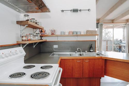 坎贝尔港PC度假屋的厨房配有炉灶和水槽