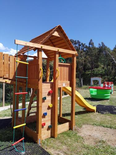 普罗普里亚诺Camping TIKITI的木剧结构,带有梯子和滑梯