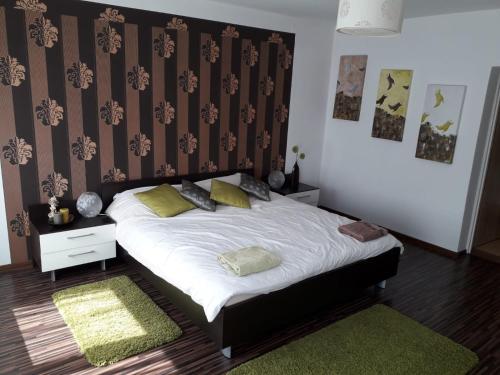 托日姆Wiktorówka的一间卧室配有一张大床和绿色地毯。
