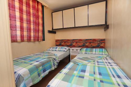 Olive garden Trogir - mobil home客房内的一张或多张床位