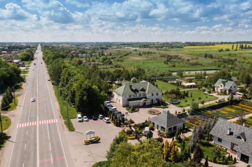 卢茨克Рестпарк рекреаційний комплекс的享有城镇的空中景色,拥有道路和房屋