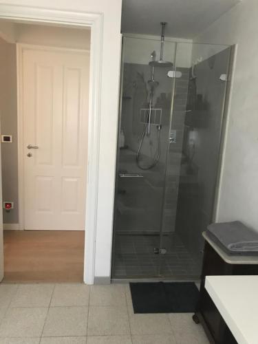 卢卡camera con bagno privato e parcheggio的浴室里设有玻璃门淋浴