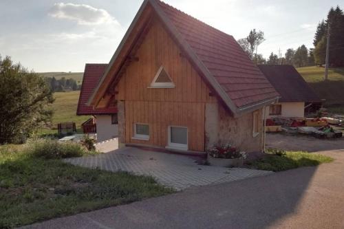 HerrischriedMühlehof的一间红色屋顶的小房子