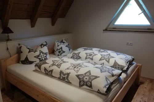 HerrischriedMühlehof的一张配有黑白毯子和枕头的床
