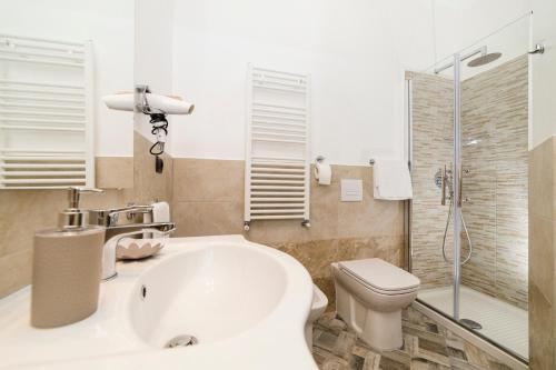 阿尔本加Bell'Albenga的一间带水槽、卫生间和淋浴的浴室