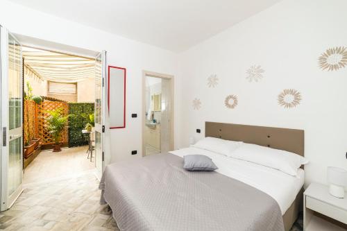 阿尔本加Bell'Albenga的卧室配有一张白色大床和门廊。