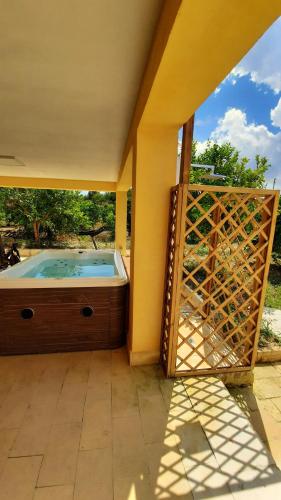 诺托玛丽娜Residence Del Tellaro的一个带门的庭院内的按摩浴缸