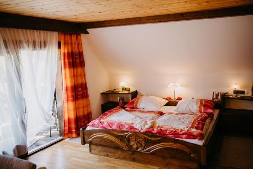 ArriachFerienwohnung Vidmar的一间卧室设有一张床和一个大窗户
