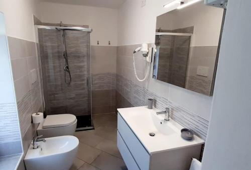 韦尔巴尼亚CASA DELLE ROSE 2的浴室配有卫生间、盥洗盆和淋浴。