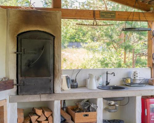 MalvasteUue-Hallikivi Talu的厨房配有带水槽的台面
