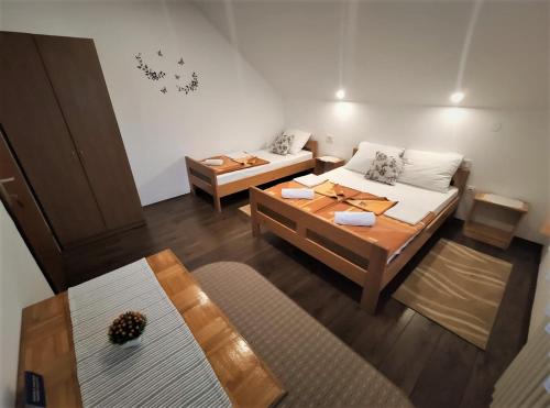 格拉博瓦茨帕夫里克旅馆的小房间设有床和沙发