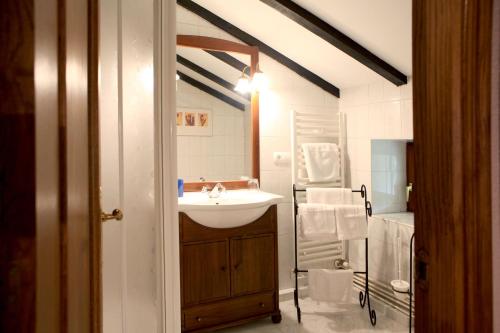 Maya del Baztán玛拉可妮之家乡间民宿的白色的浴室设有水槽和梯子