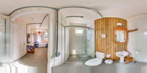 伊达贾伊Alma Brava的带淋浴、卫生间和盥洗盆的浴室