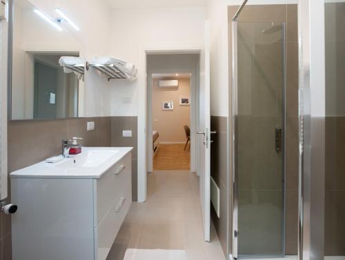 特雷维索Maison Altinia的浴室配有白色水槽和淋浴。