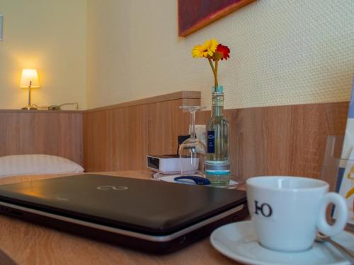 科布伦茨特里尔酒店的桌上的笔记本电脑,喝杯咖啡