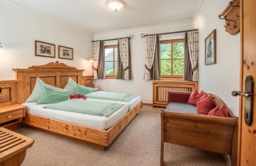 拉姆绍达赫斯坦Brandhof的一间卧室配有两张床和椅子
