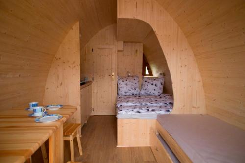 克勒珀林Ferien im Naturwagen Pod 3的木屋内的一个床位