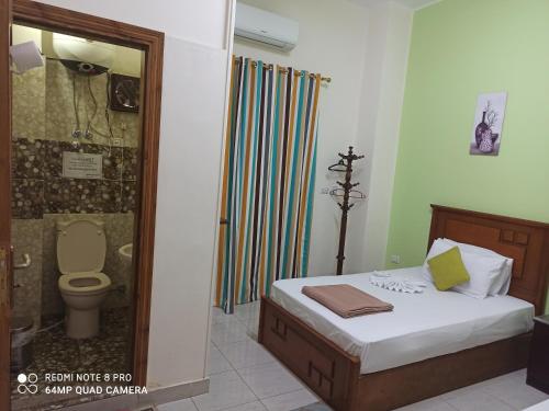 开罗Golden Star Hostel的浴室设有1张床和带卫生间的淋浴。