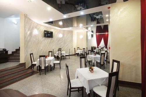 斯兰默多瓦Vila Teleconstructia的一间设有白色桌椅的用餐室